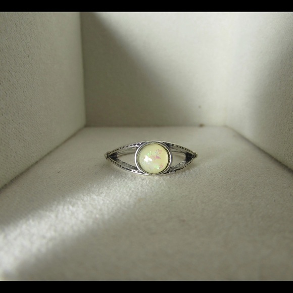 Jewelry - Elegant Silver Opal Ring